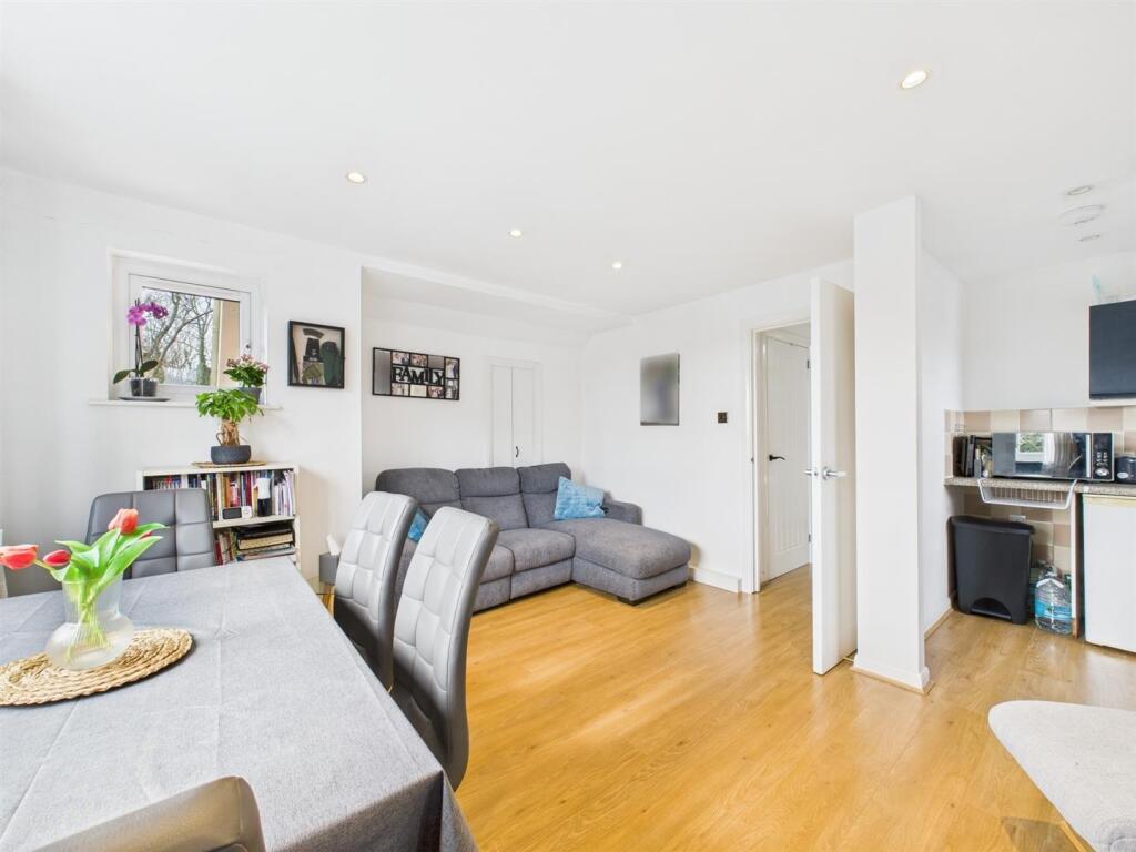 Whitethorn Avenue, Coulsdon photo 3