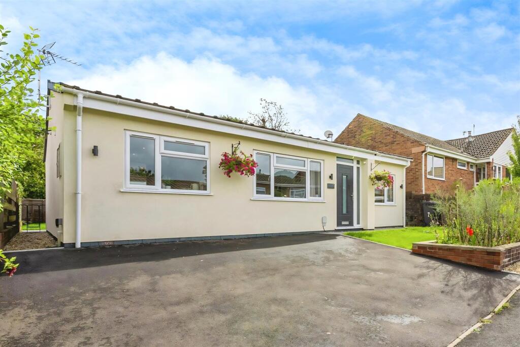 3-bed bungalow on Oak Crescent, Woolaston, Lydney, £380,000