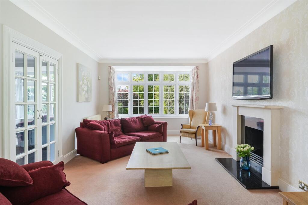 House in Epsom and Ewell, Ewell - More