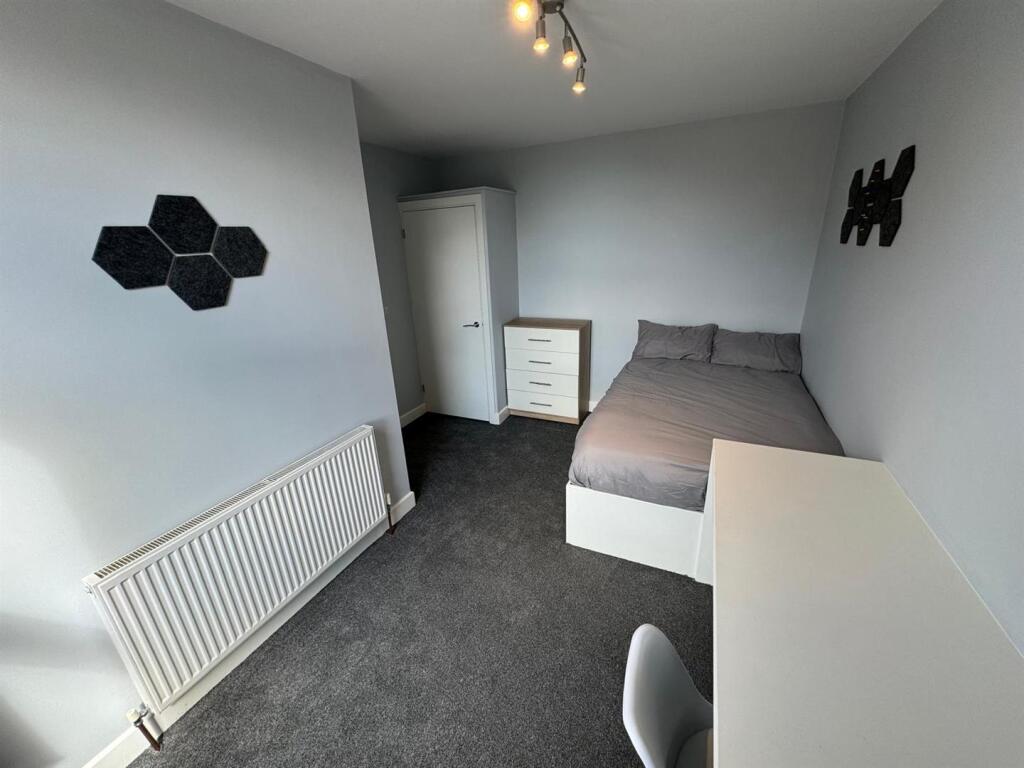 House in Leeds, Hyde Park - View 3