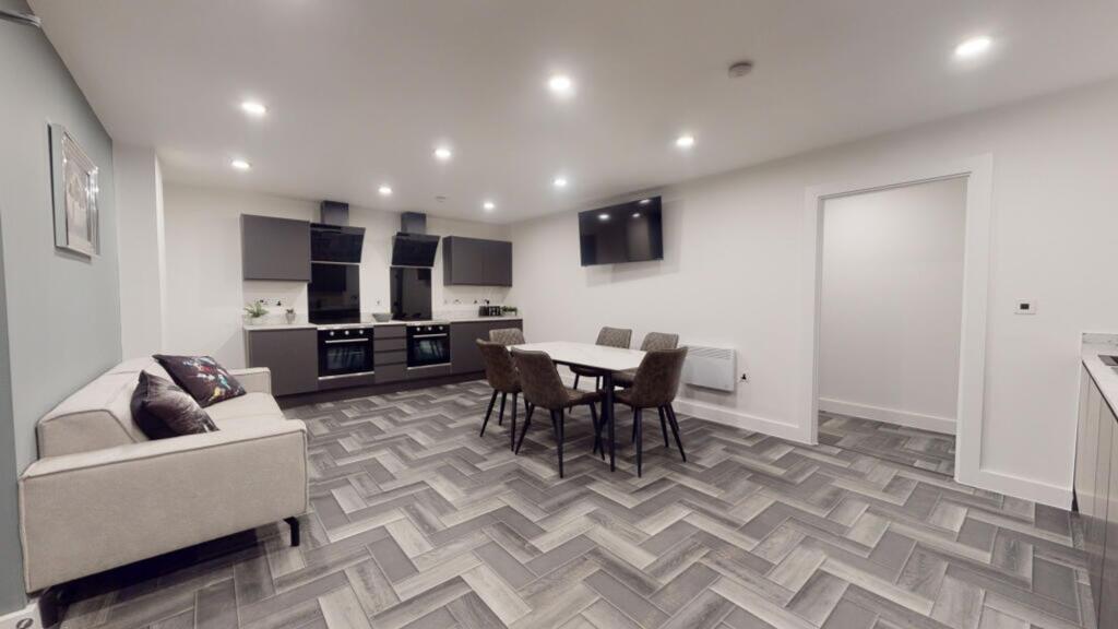 Main image of property: High Road, Beeston, NG9