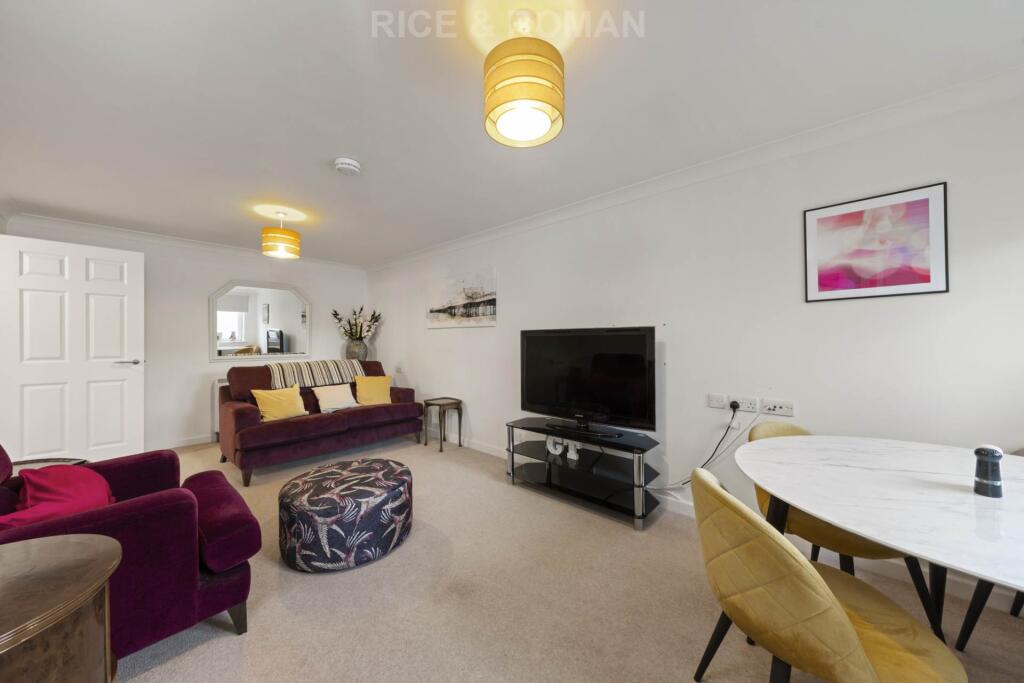 Gibson Court, Hinchley Wood photo 4