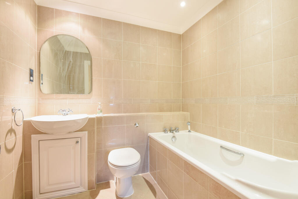 Apartment in Woking, Surrey - More