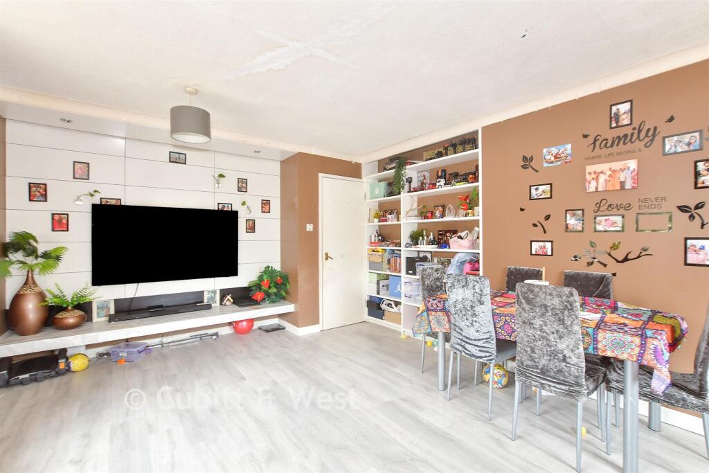 Apartment in East Grinstead, Sunnyside - View 3