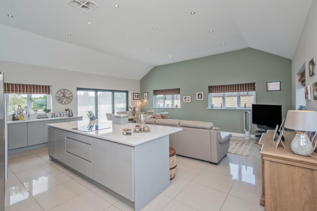 Latham Lane, Gomersal, Cleckheaton, West Yorkshire, BD19 photo 4