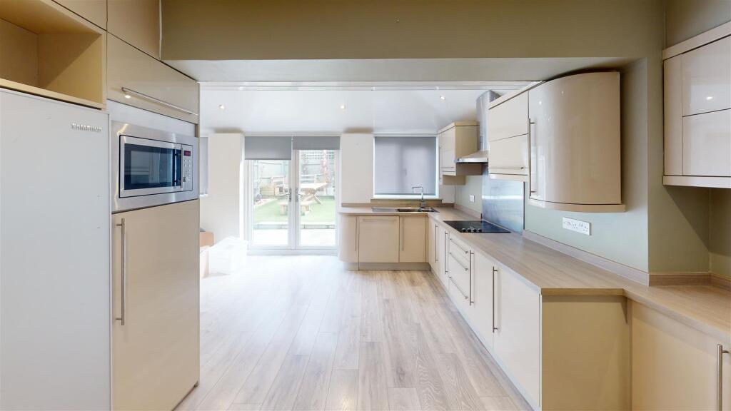 House in Horsham, Roffey, North Horsham - View 3
