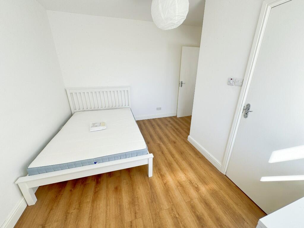 5 bedroom semi-detached house for rent