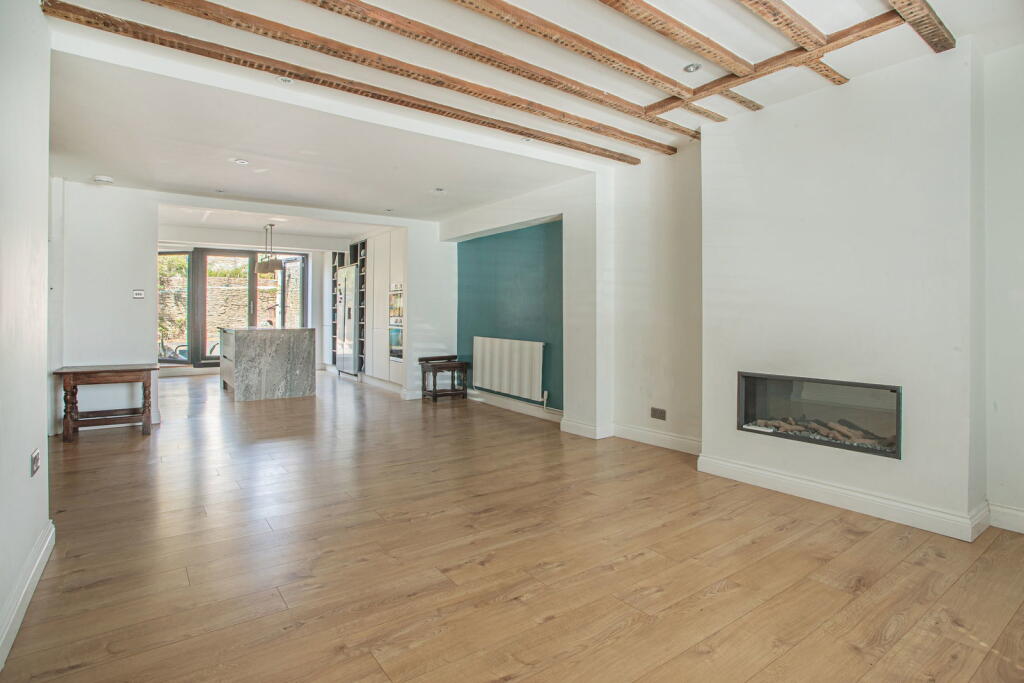 House in Gloucester - View 5