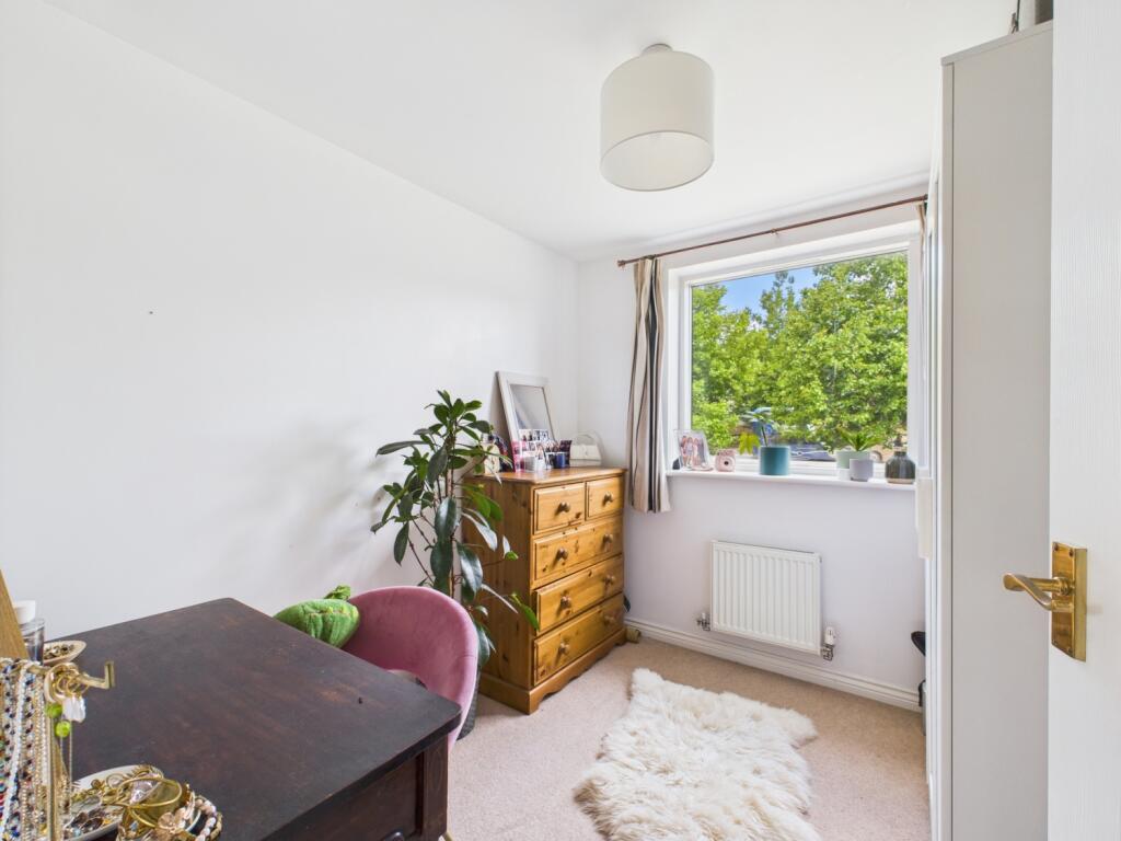 Apartment in Gloucester - View 4