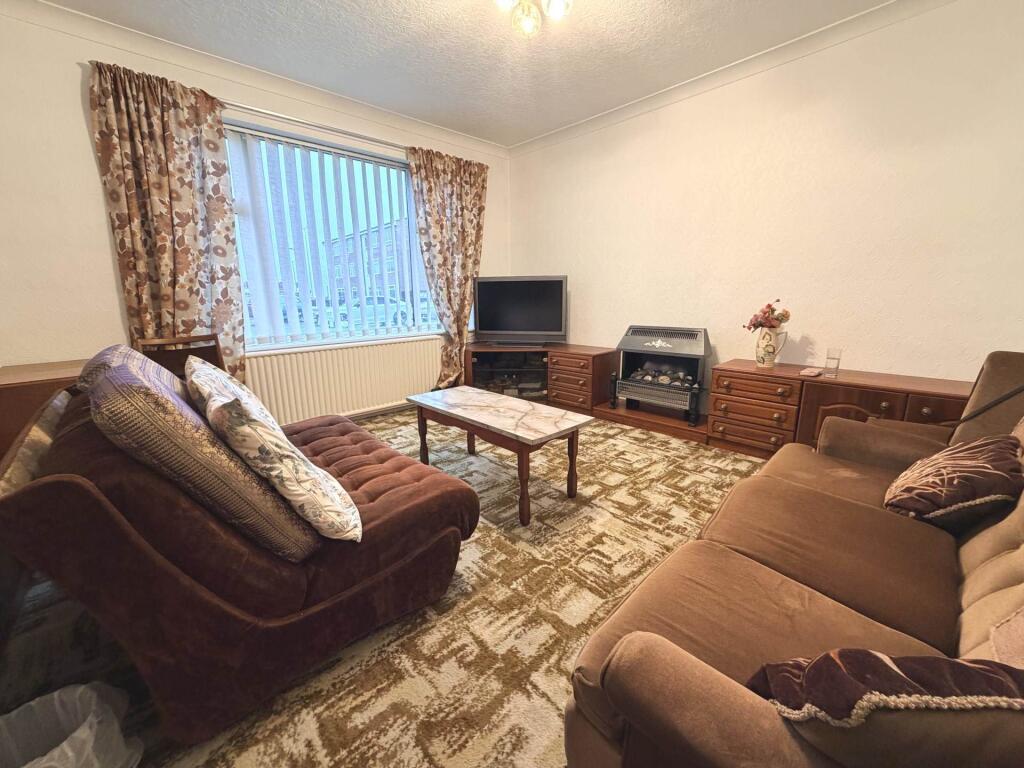 2-bed flat on Squires Court, Cairn Grove, Blackpool, FY4 2RA, £87,500