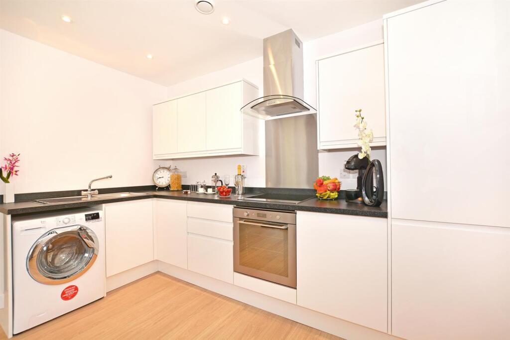Apartment in Redhill - View 3