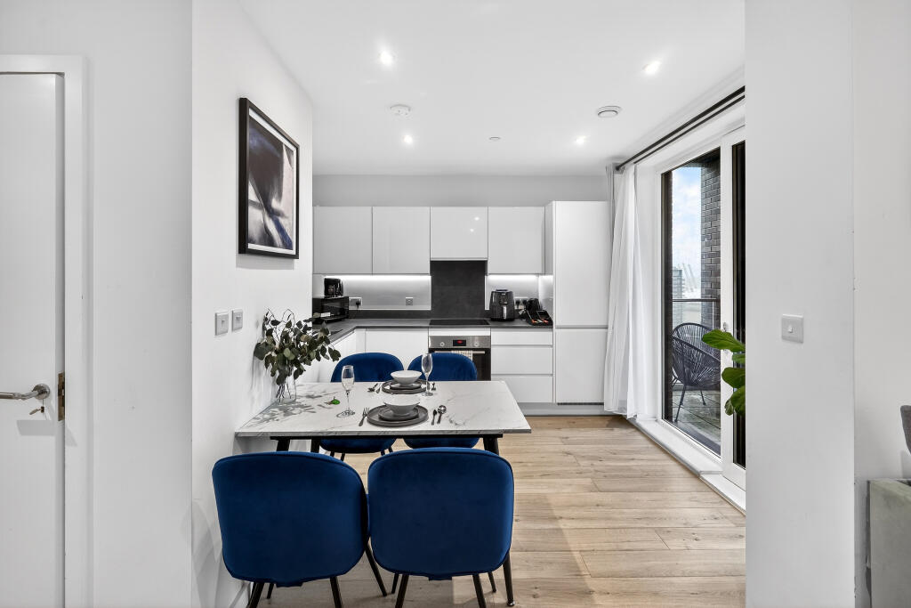 17 Silvertown Way, London, E16 photo 2