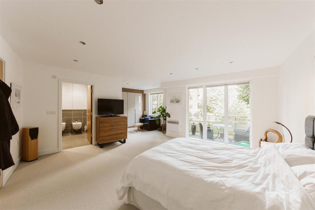 Apartment in Bristol - More
