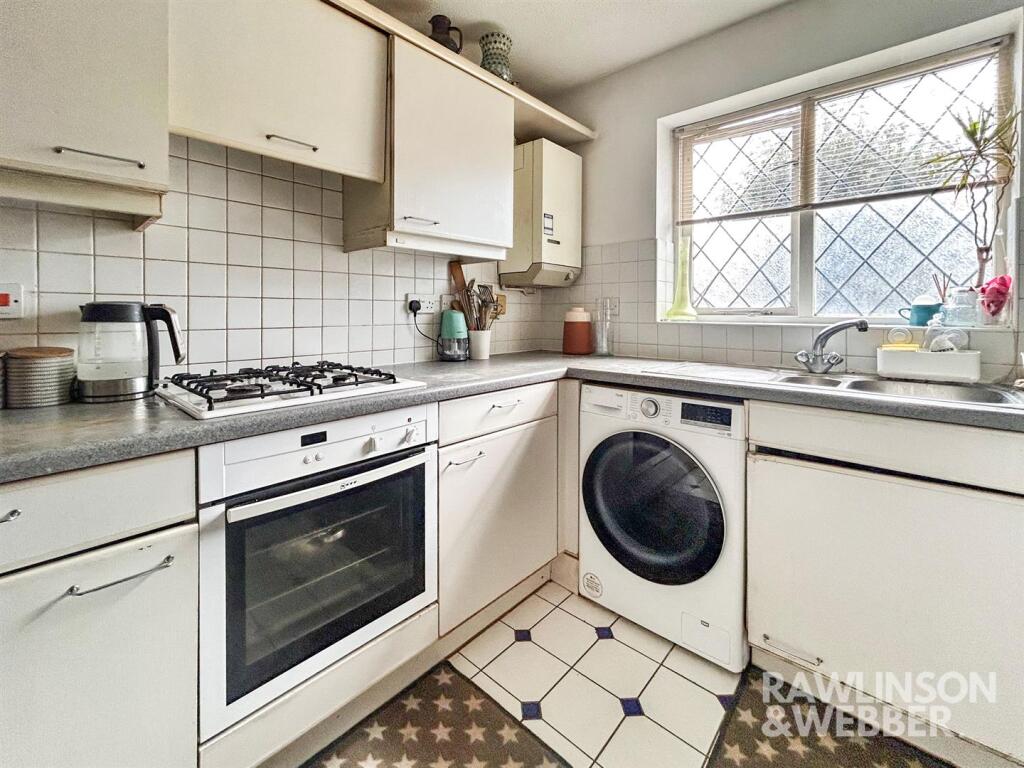 House in Elmbridge, Molesey - More