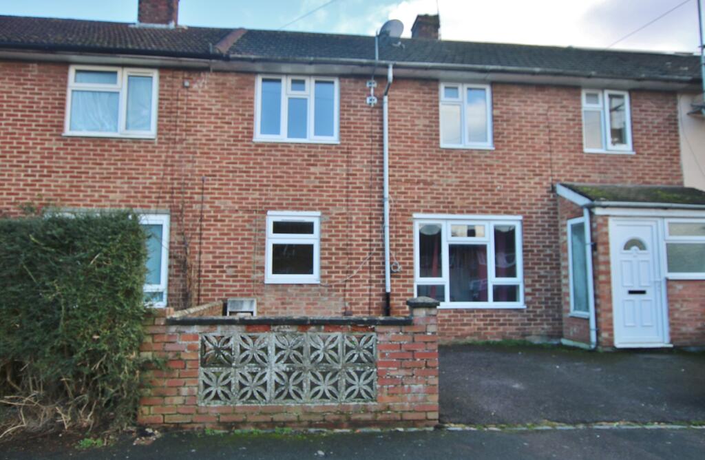 Four bedroom mid terrace house available with no chain
