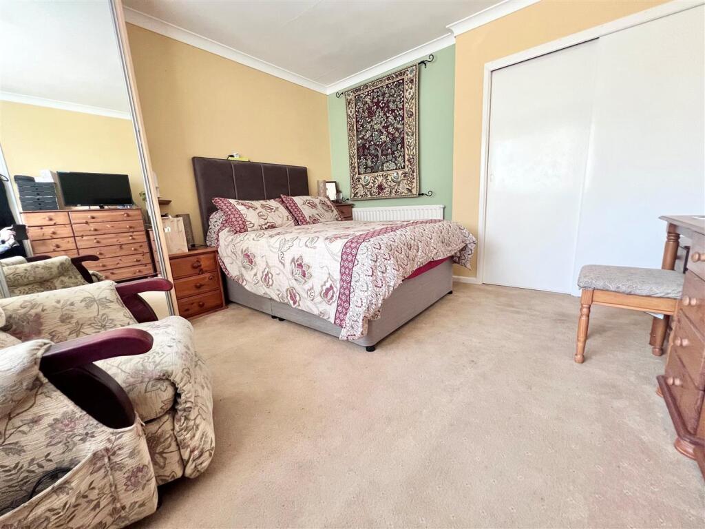 House in Gillingham, Lodbourne - More