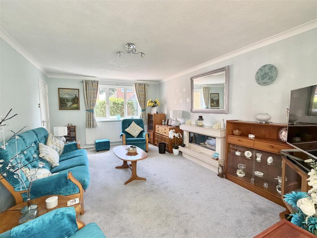 5 High Oaks, Bicton Heath, Shrewsbury, SY3 5AX photo 2