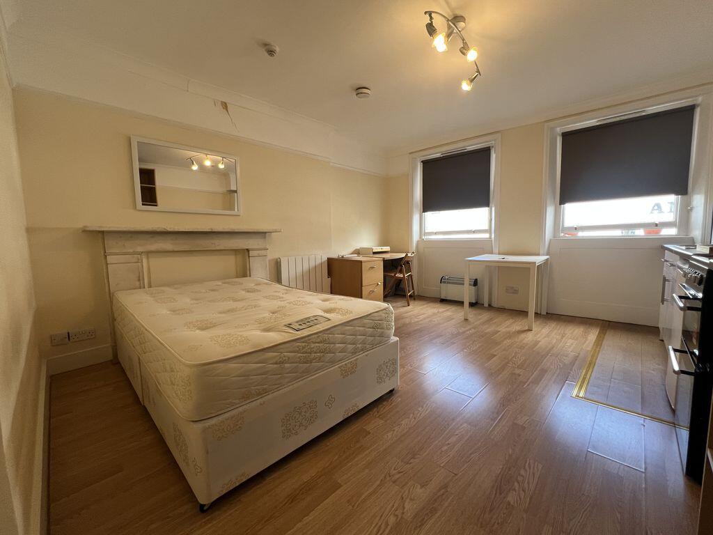 Main image of property: Bright & Spacious Double Studio Apartment – Collingham Road, Gloucester Road
