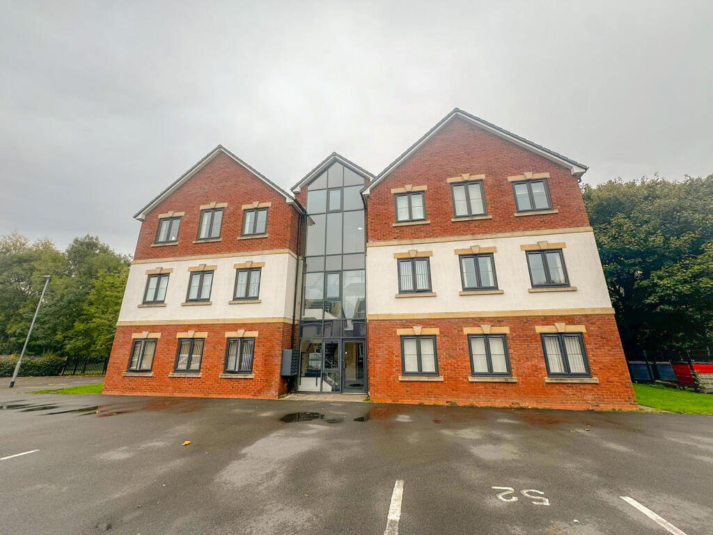 2-bed flat on Ikon Avenue, Wolverhampton, WV6 0FA, £105,000