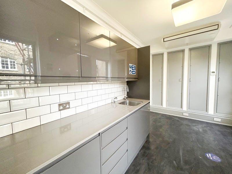 9cc35e3210b686a419f3d333034e4d4626camdenhighstreetlondogdfgdfn.jpg