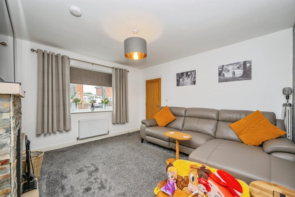 House in East Staffordshire, Uttoxeter - More