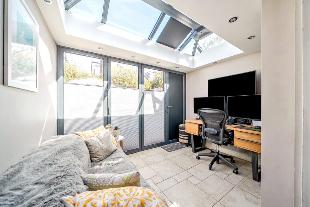 House in London, Royal Borough of Kingston upon Thames - View 5