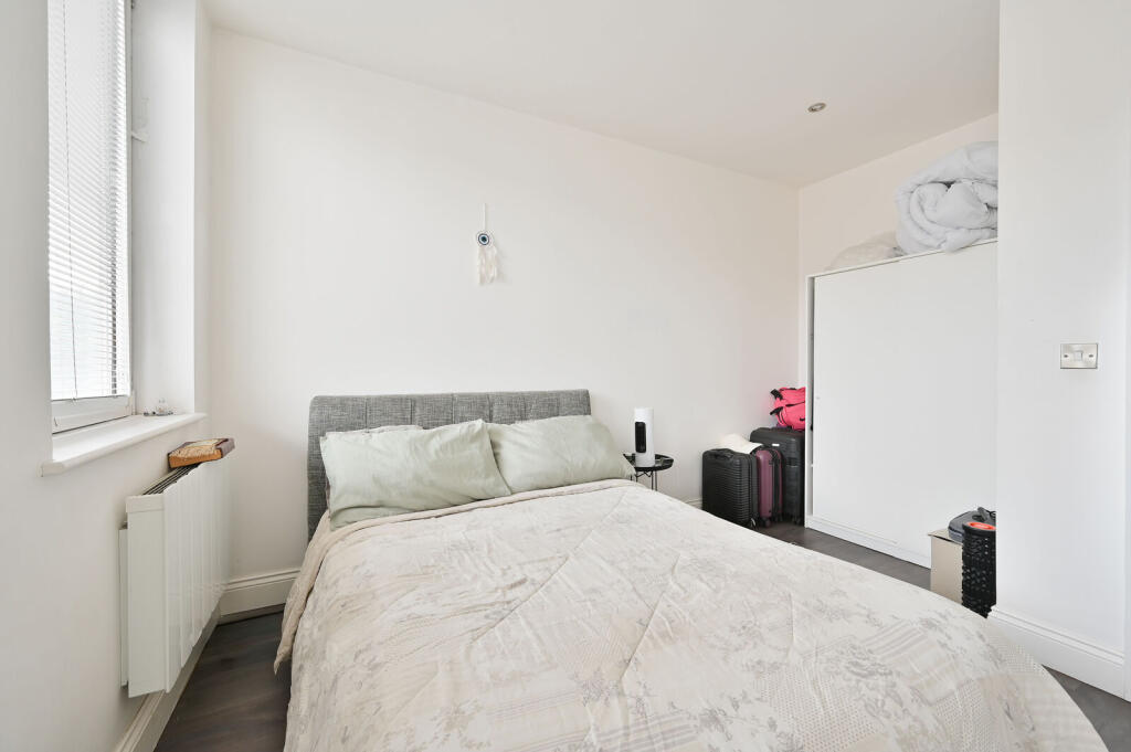 Apartment in Watford, Hertfordshire - View 4