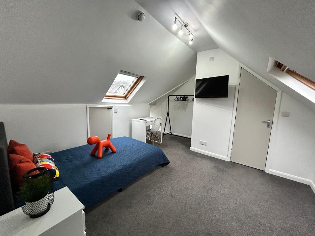 House in High Wycombe, Sands - View 5