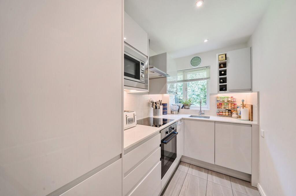 1-bed flat on Botany Close, Barnet, EN4, £325,000