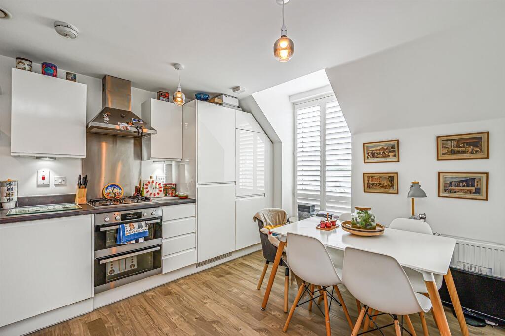 Apartment in Ilford - View 4