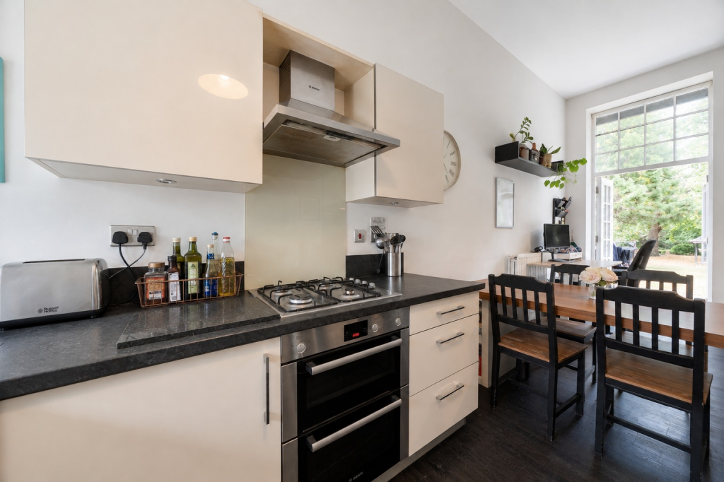 Apartment in Epsom and Ewell, Manor Park - More