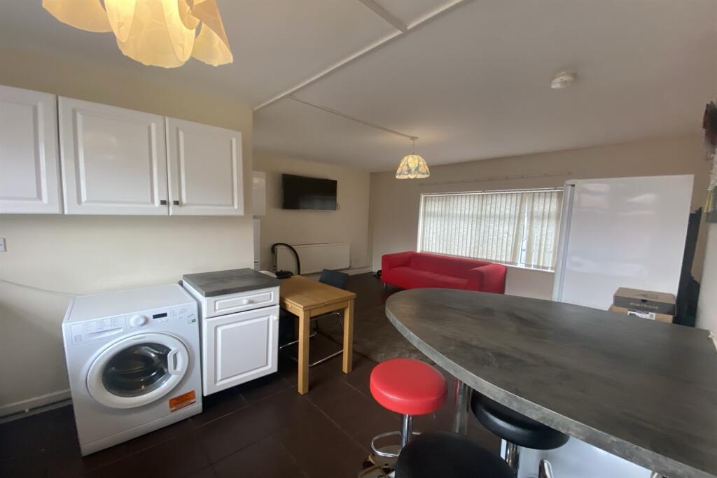 1 bedroom house share for rent