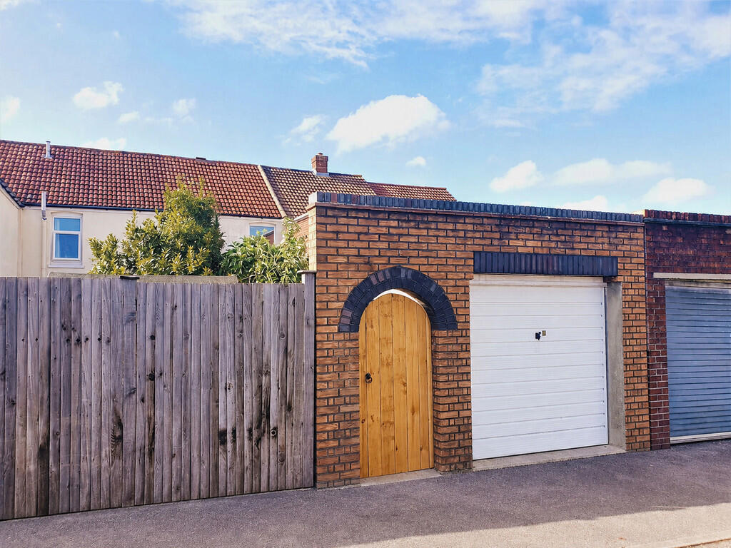 House in Gosport, Camdentown - More