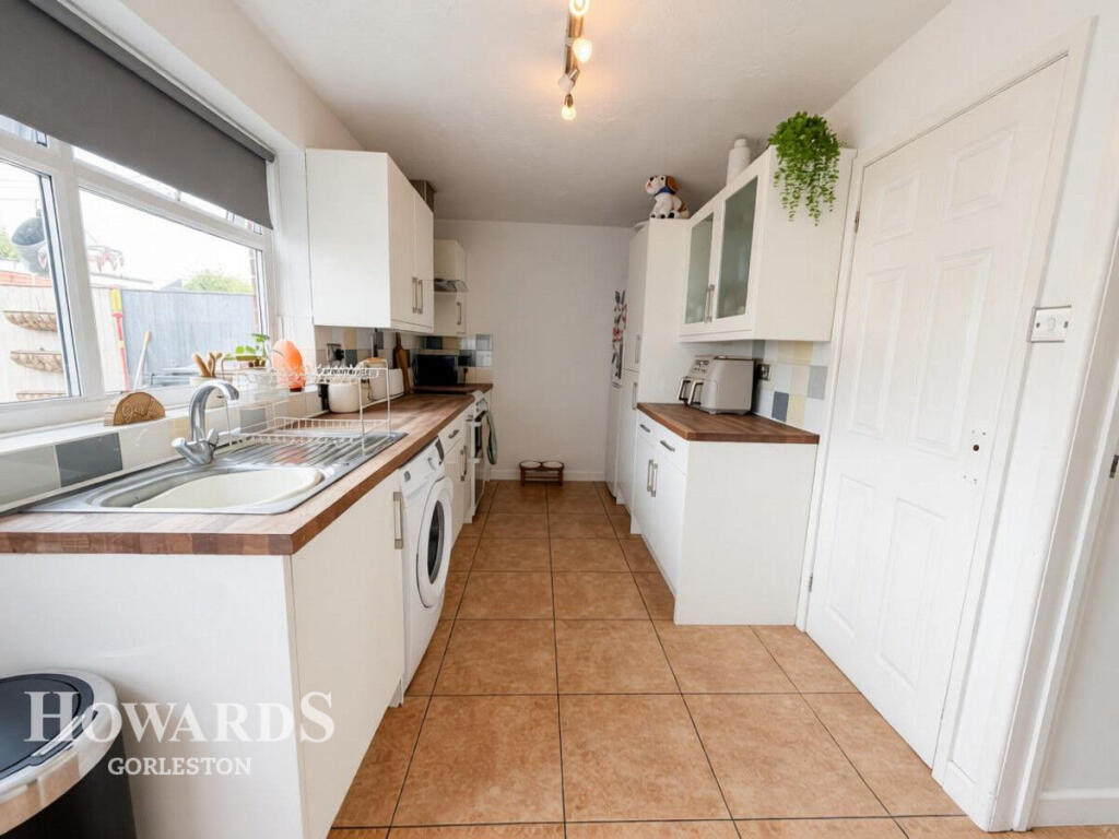 House in Great Yarmouth, Bradwell - More