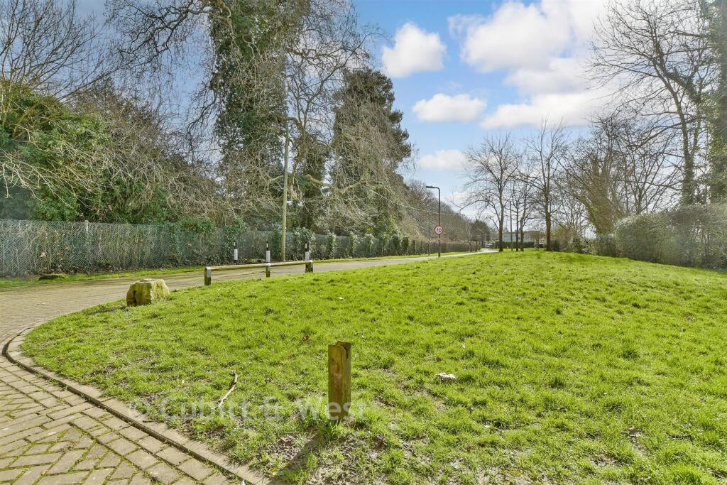1-bed flat on Kingsfield Way, Redhill, Surrey, £200,000