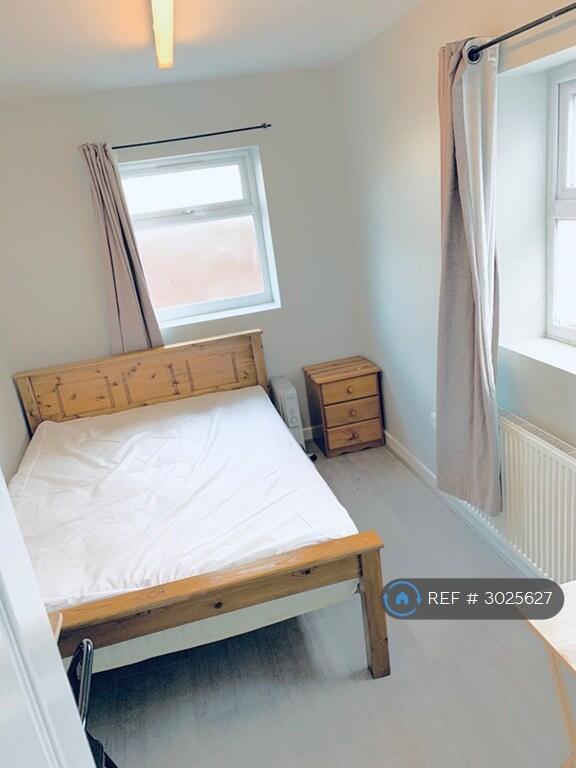 Apartment in Reading - View 3