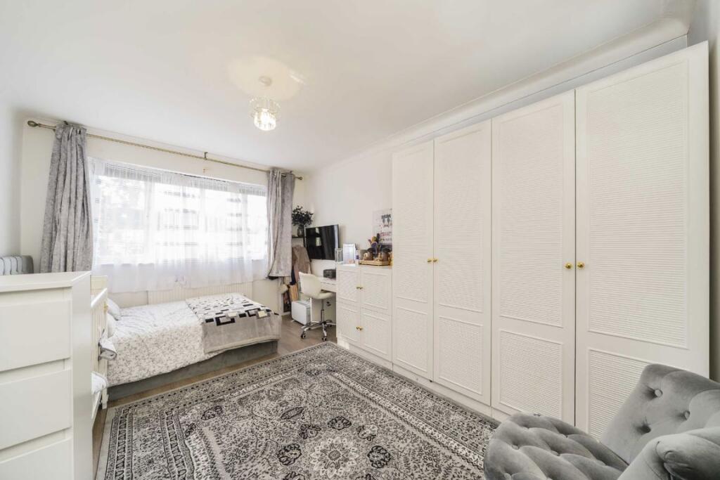 Apartment in Edgware, The Hale, London Borough of Barnet - View 5