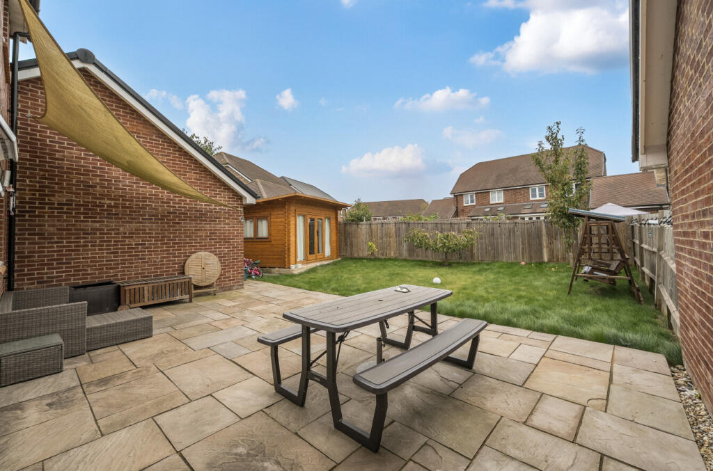 Dillmount Drive, Walton-On-Thames, Surrey, KT12 photo 4