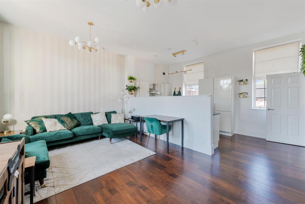 Apartment in Epsom and Ewell, Manor Park - View 2