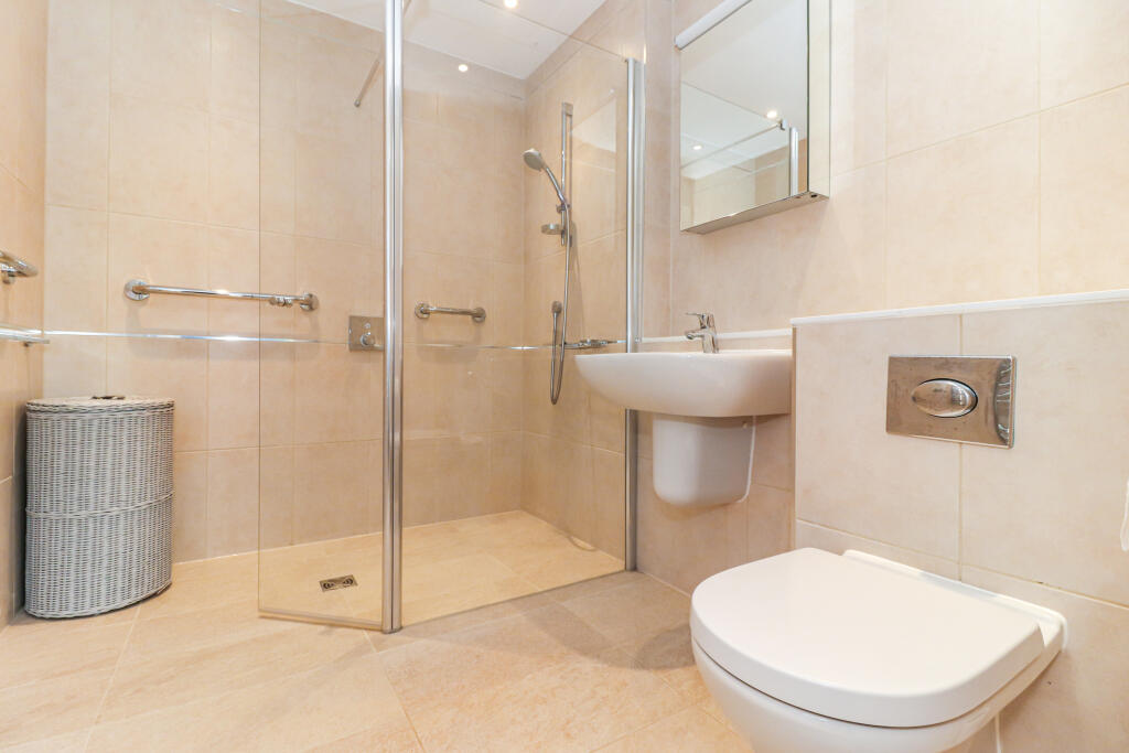 Apartment in Slough - More