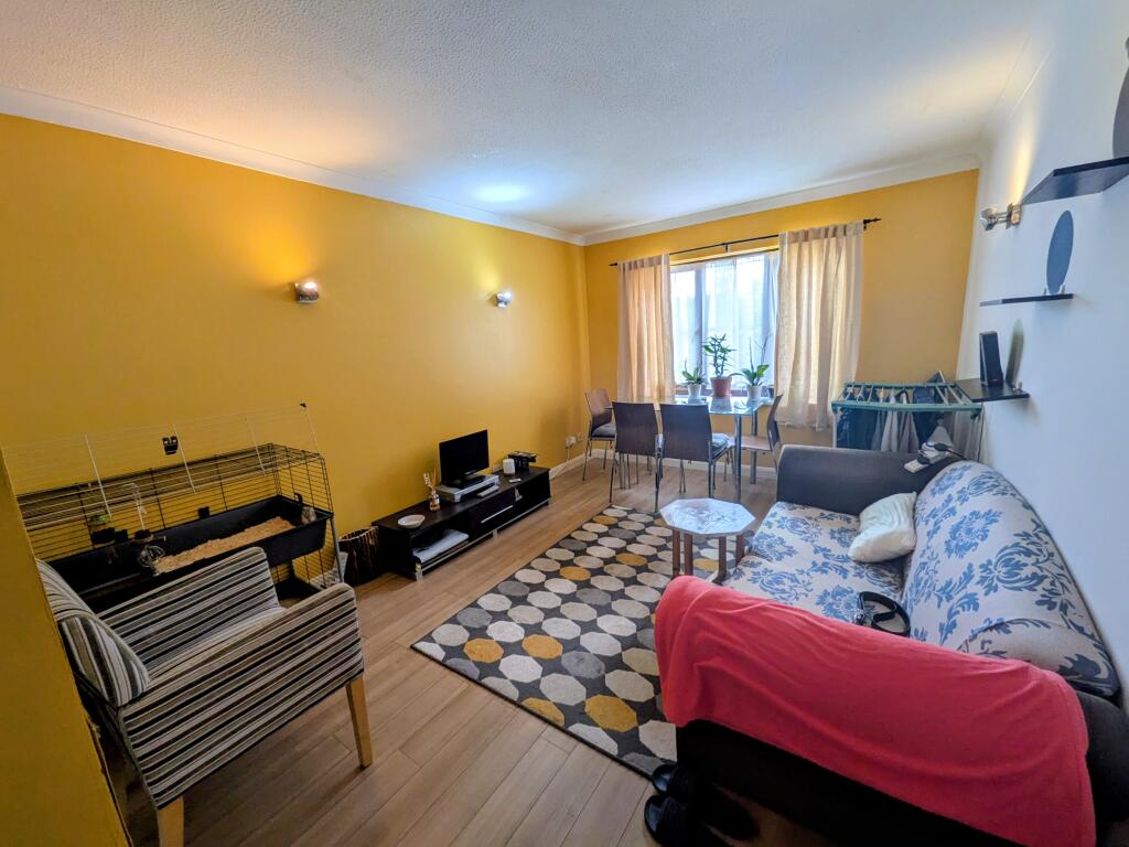 Apartment in Reigate and Banstead, Surrey - View 2