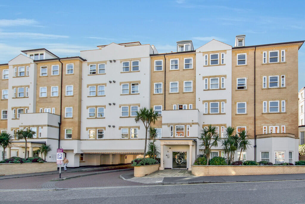 2-bed apartment on Waldorf Apartments, Folkestone, £180,000