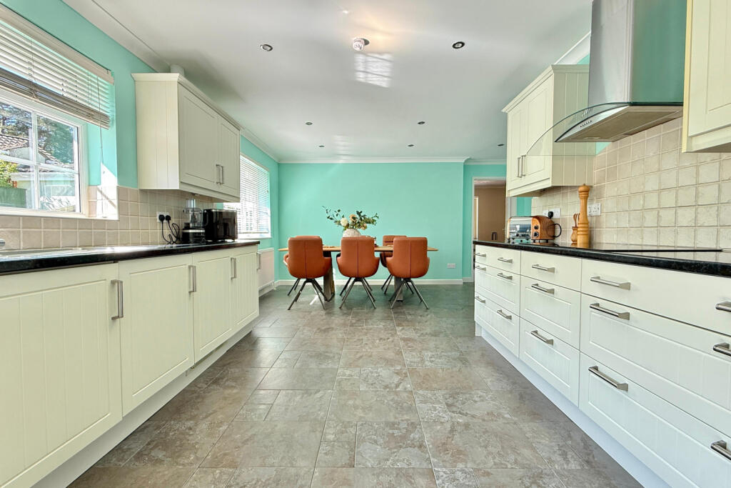 Forest Edge Close, Ashley Heath, BH24 2DZ photo 5
