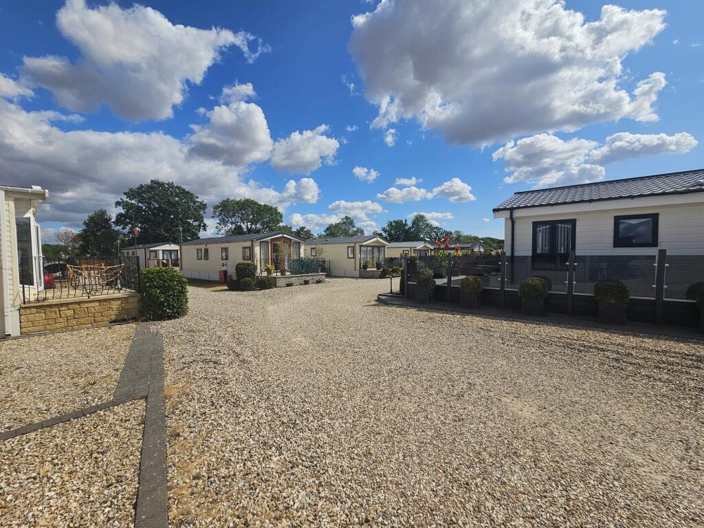 Two Bed Delta Superior (40x13) 2014 PRE-LOVED, Robin Hood Park, Castlemorton, Malvern, Worcestershire, WR13 6BS - View 2