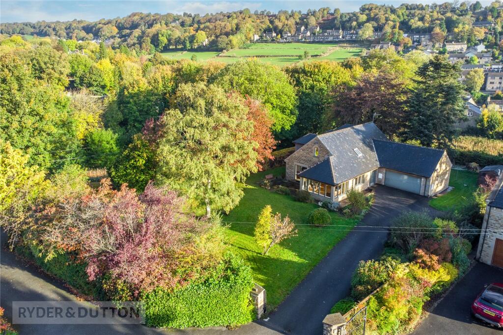 3-bed detached on Parkwood Road, Longwood, Huddersfield, West Yorkshire, HD3, £650,000