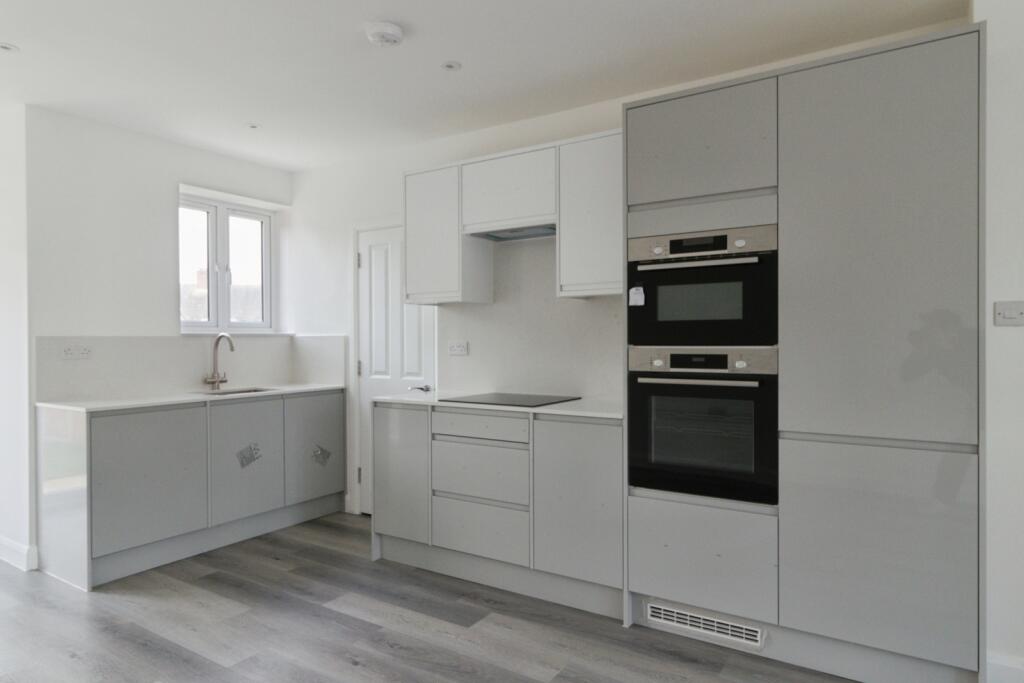 South Park Crescent, London, SE6 - View 5