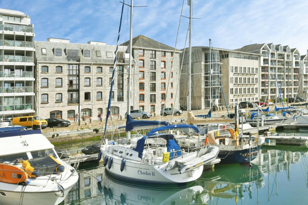 Studio flat on Hawkers Avenue, Plymouth, £170,000