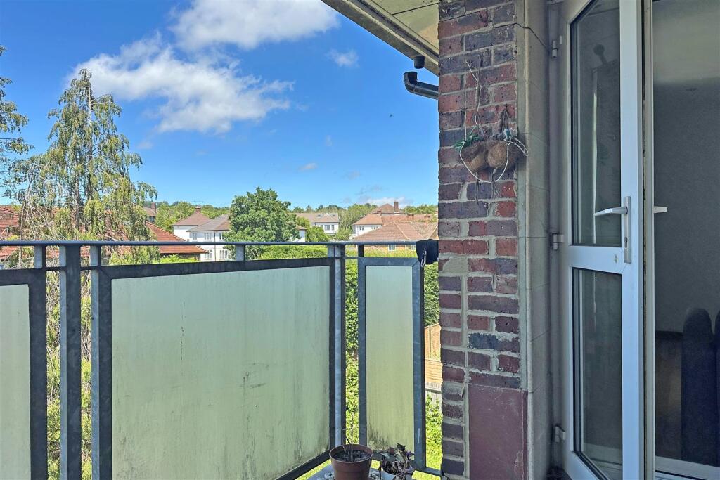 Apartment in Reigate and Banstead, Surrey - More