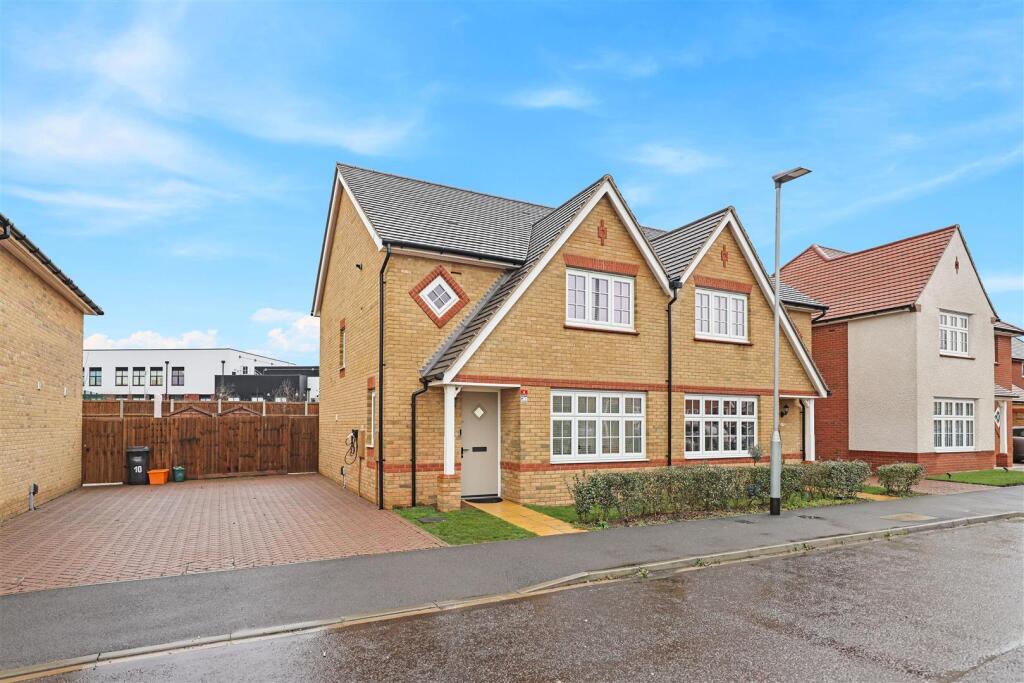 Main image of property: Swan grove, Basildon