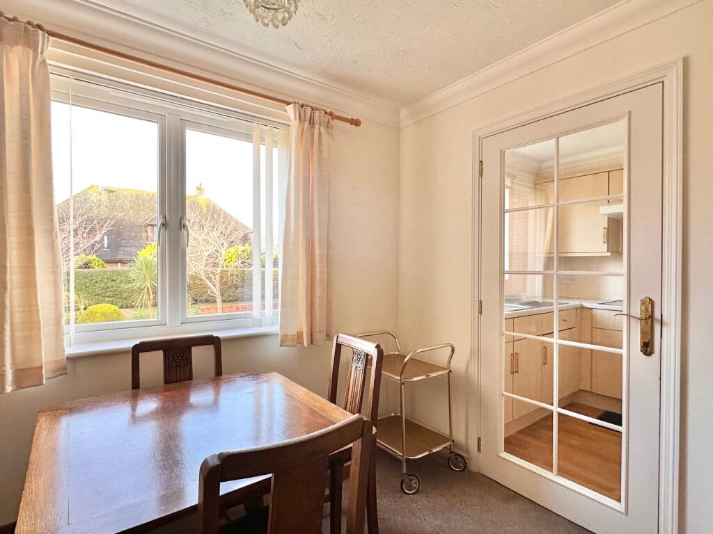 Cooden Drive, Bexhill-on-Sea, TN39 photo 4